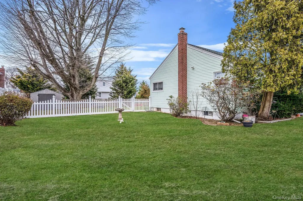 43 E June Street Lindenhurst NY 11757