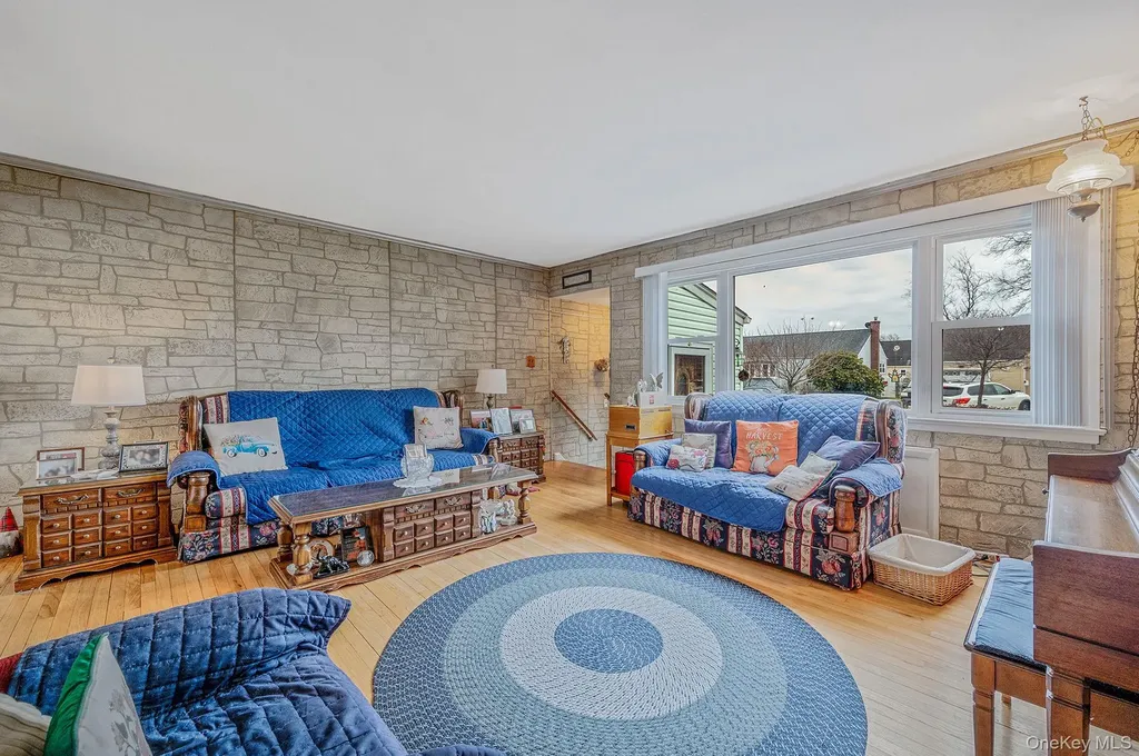 43 E June Street Lindenhurst NY 11757