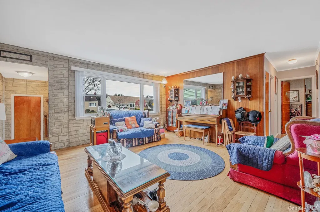 43 E June Street Lindenhurst NY 11757