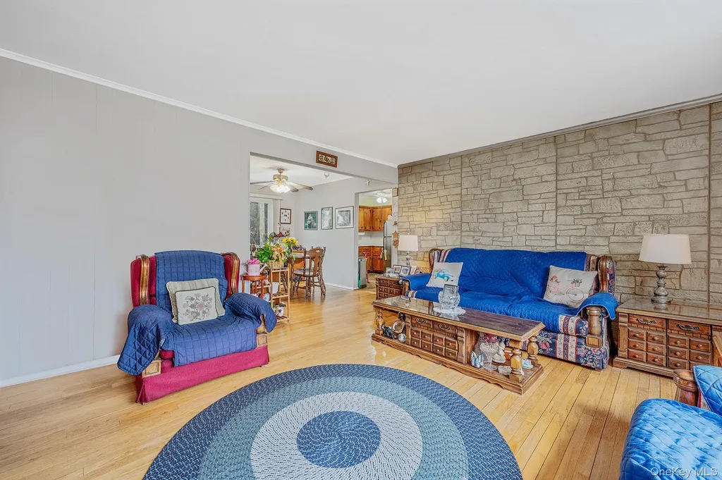 43 E June Street Lindenhurst NY 11757