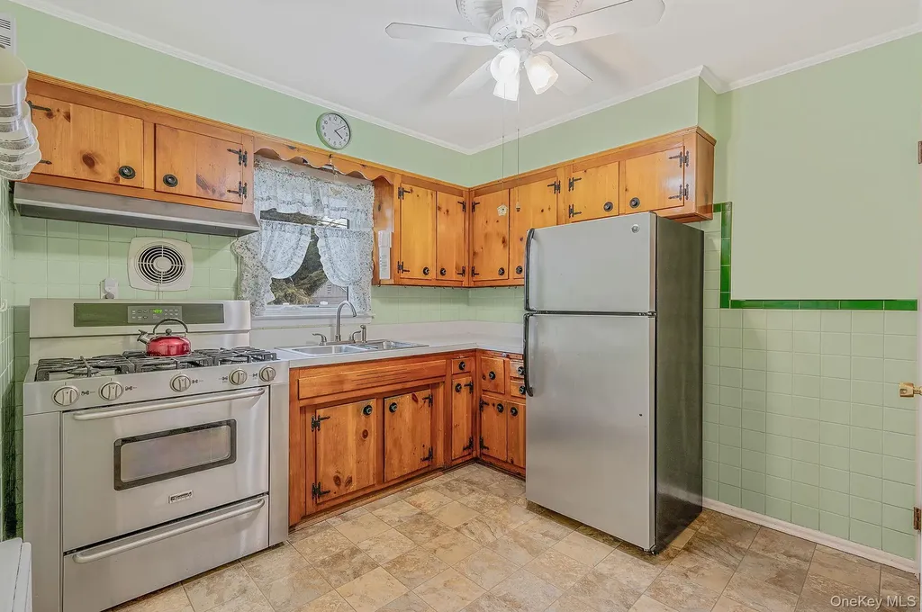 43 E June Street Lindenhurst NY 11757