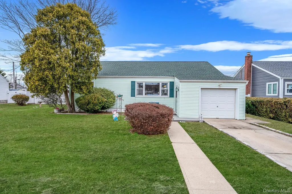 43 E June Street Lindenhurst NY 11757