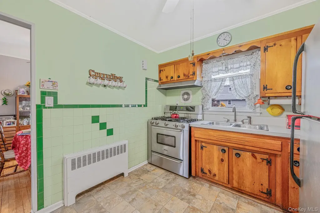 43 E June Street Lindenhurst NY 11757