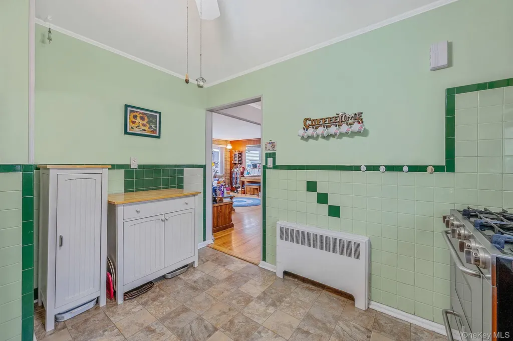 43 E June Street Lindenhurst NY 11757
