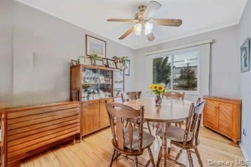 43 E June Street Lindenhurst NY 11757