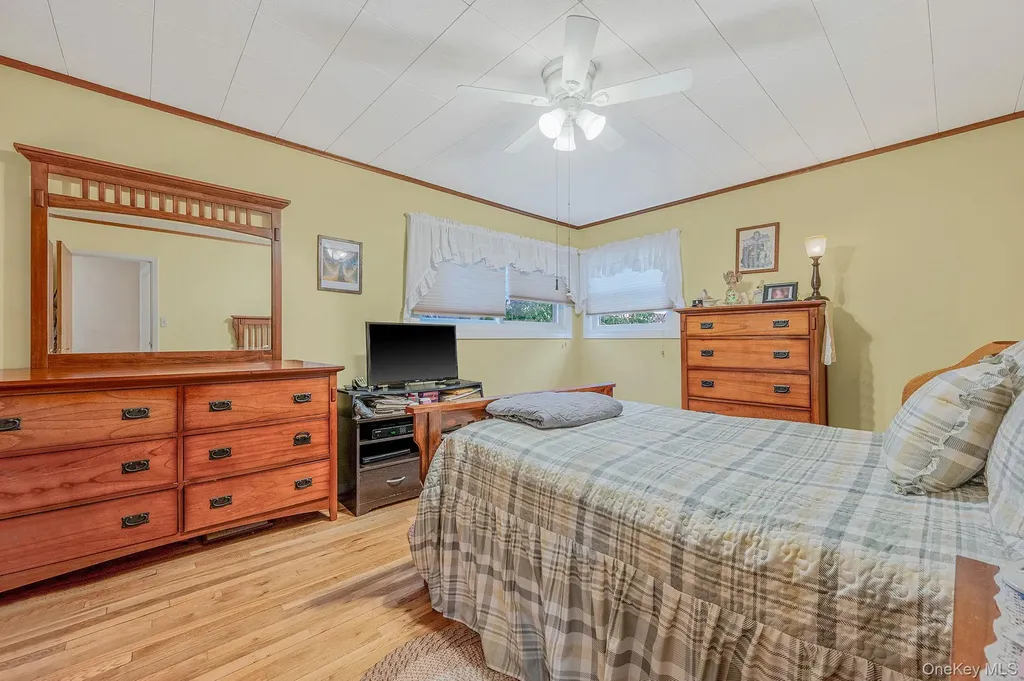 43 E June Street Lindenhurst NY 11757