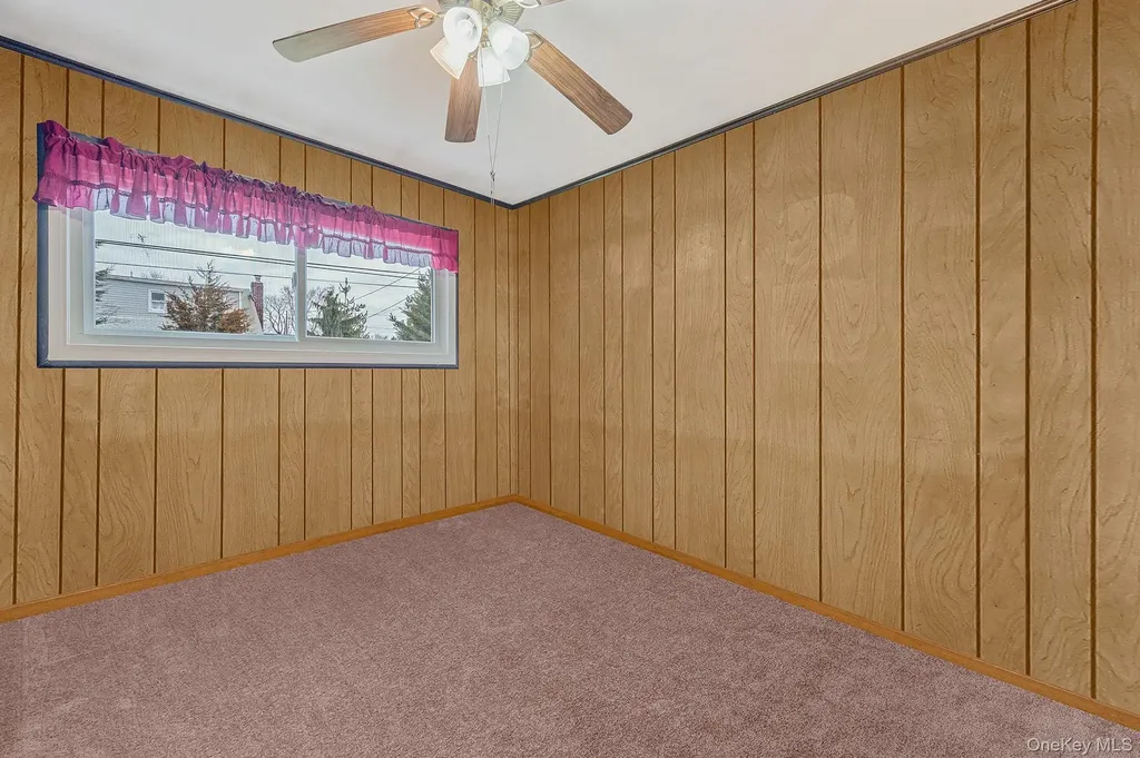 43 E June Street Lindenhurst NY 11757