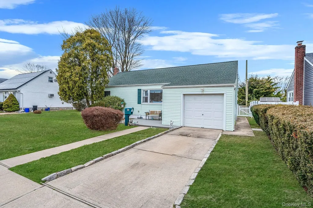 43 E June Street Lindenhurst NY 11757