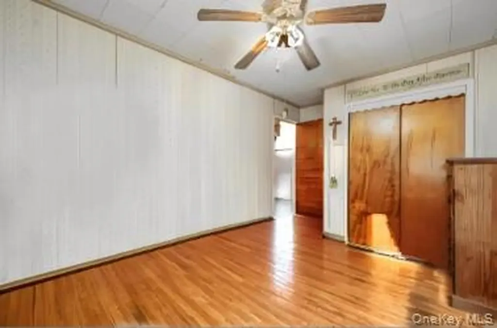 43 E June Street Lindenhurst NY 11757