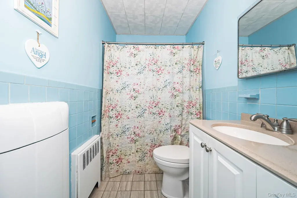 43 E June Street Lindenhurst NY 11757