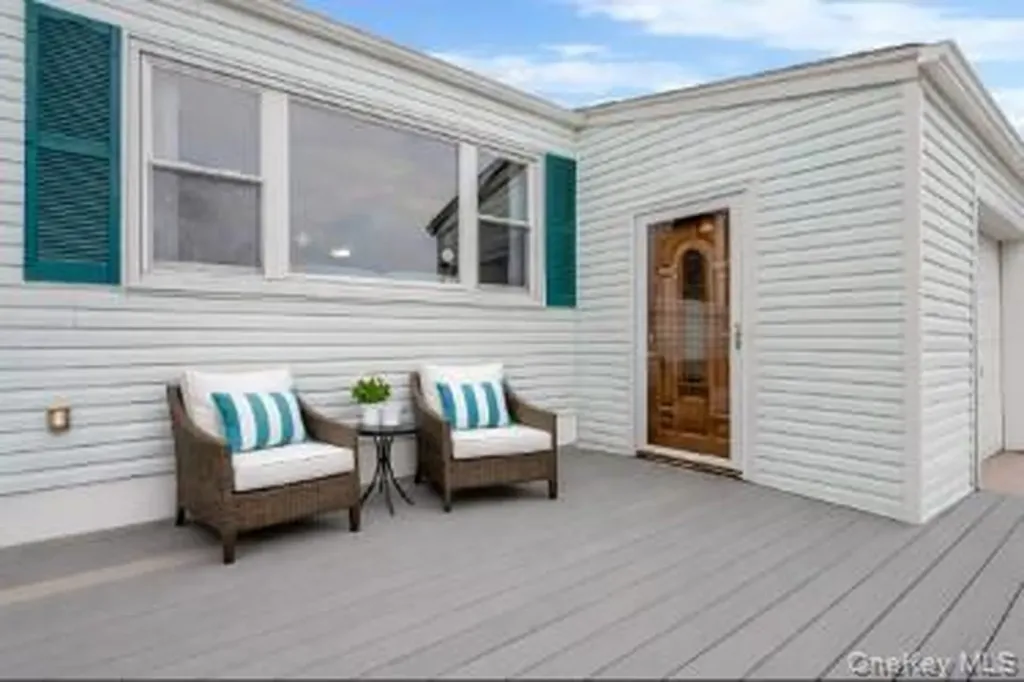 43 E June Street Lindenhurst NY 11757