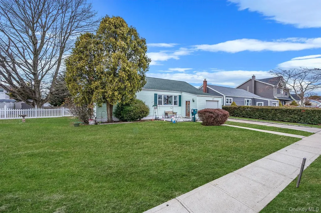 43 E June Street Lindenhurst NY 11757