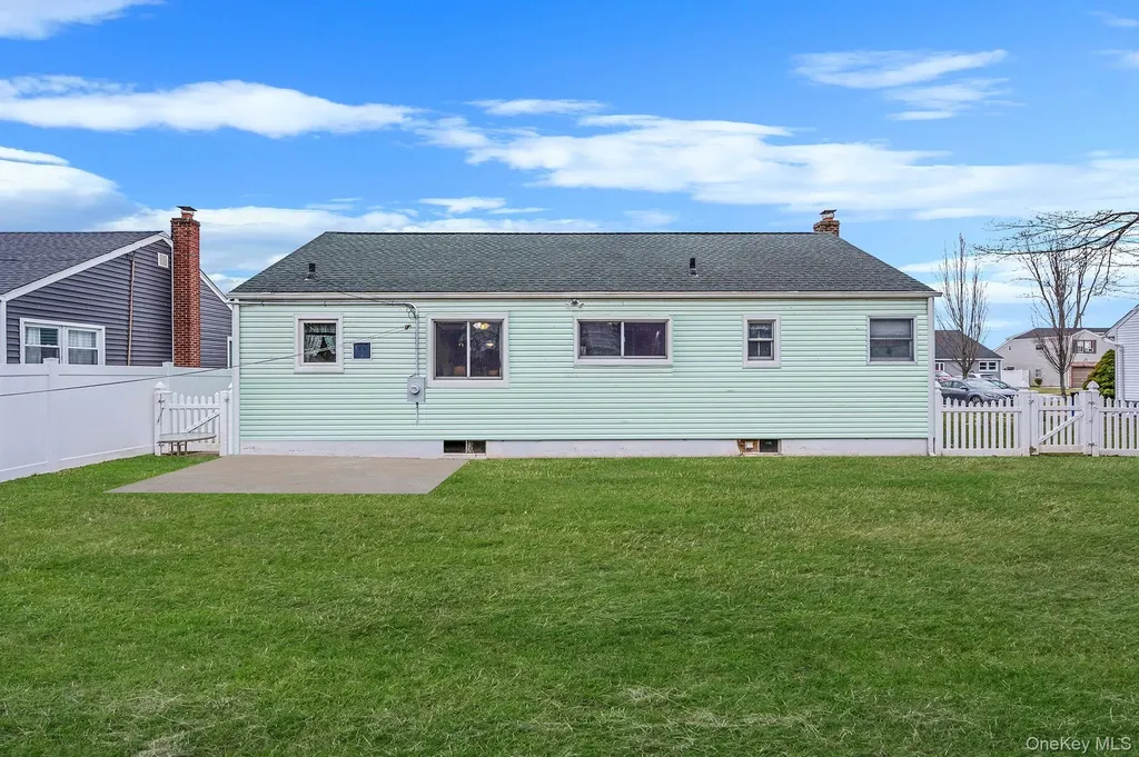 43 E June Street Lindenhurst NY 11757