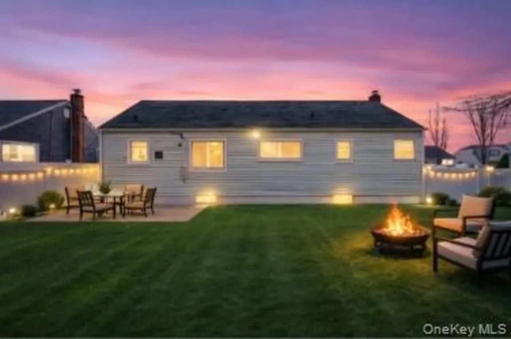43 E June Street Lindenhurst NY 11757