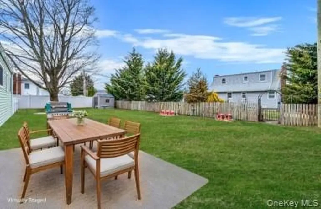 43 E June Street Lindenhurst NY 11757