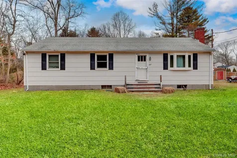 187 Hot Water Street Manorville NY 11949
