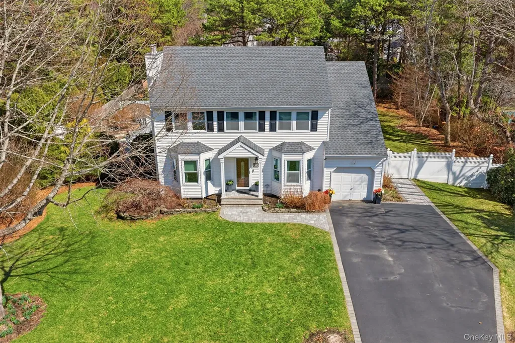 187 Natures Lane Miller Place NY 11764