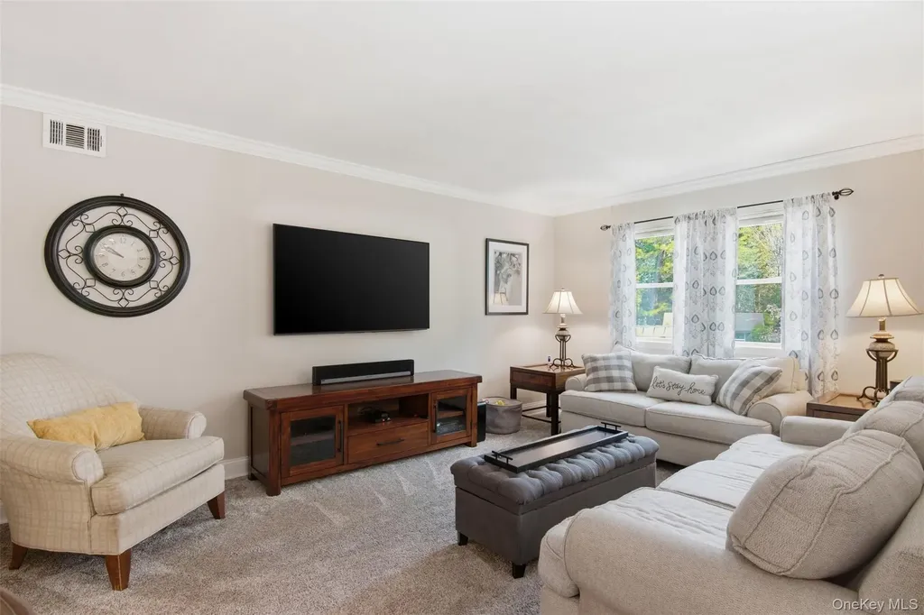 187 Natures Lane Miller Place NY 11764