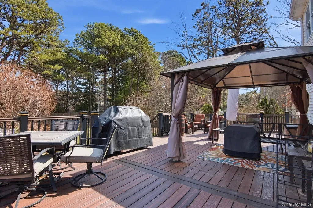 187 Natures Lane Miller Place NY 11764
