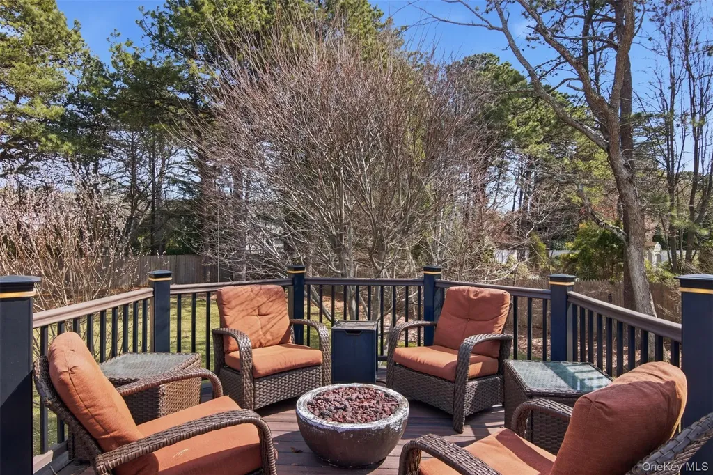 187 Natures Lane Miller Place NY 11764