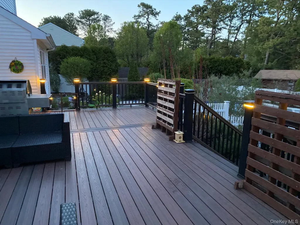 187 Natures Lane Miller Place NY 11764