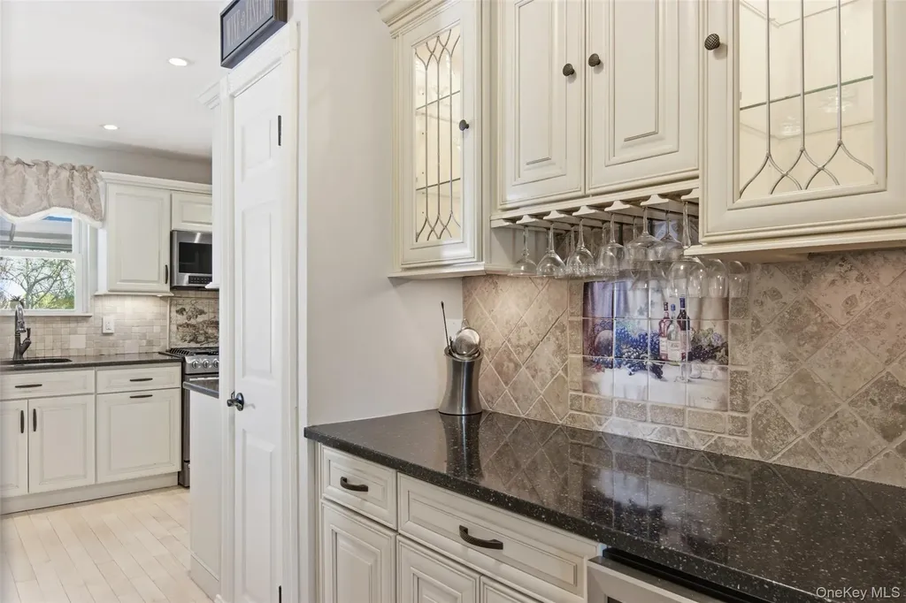 187 Natures Lane Miller Place NY 11764