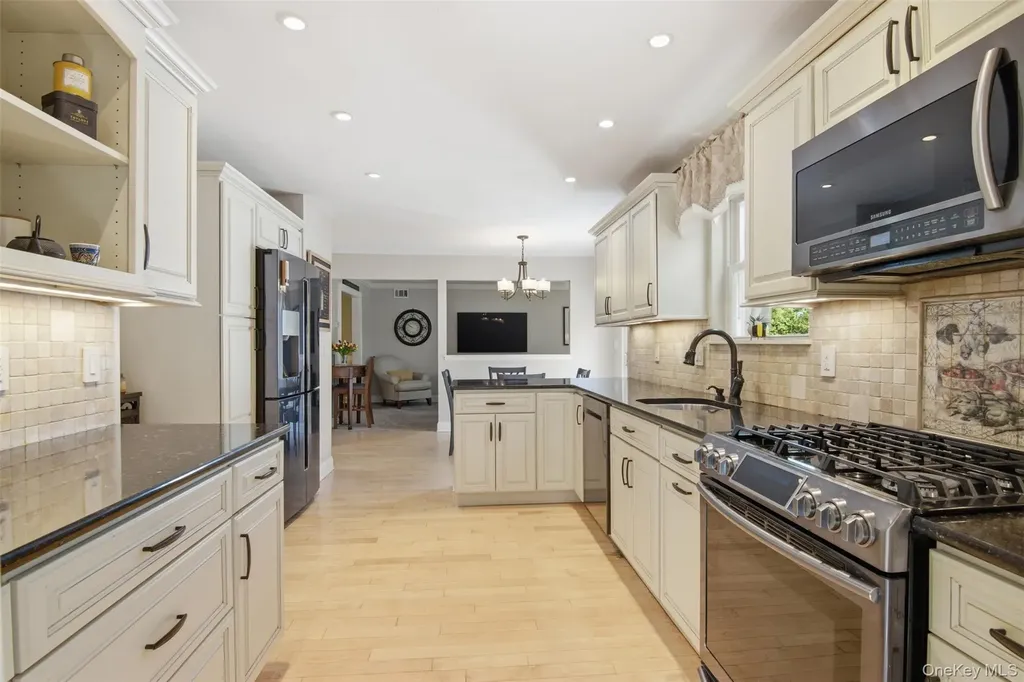 187 Natures Lane Miller Place NY 11764