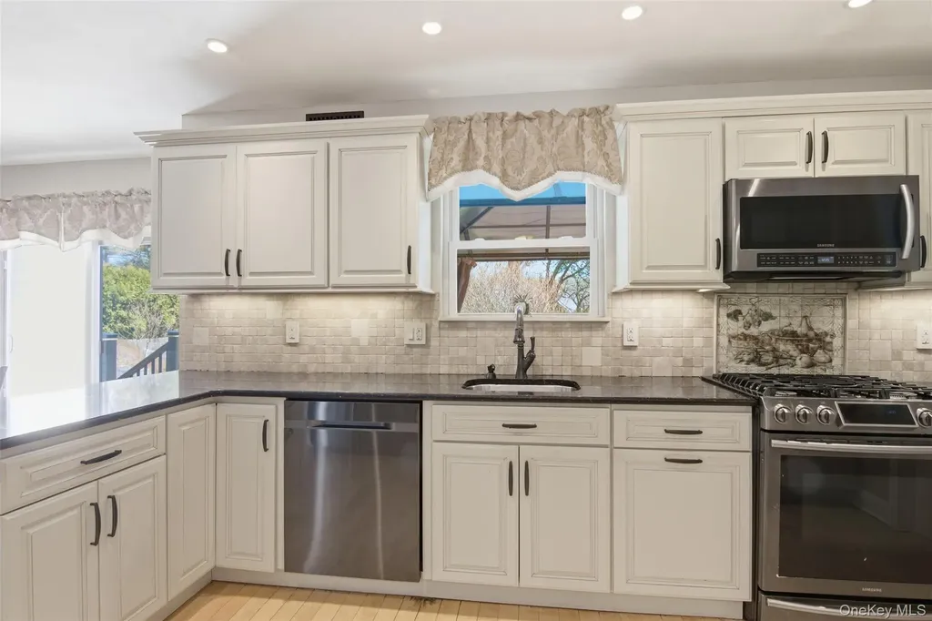 187 Natures Lane Miller Place NY 11764