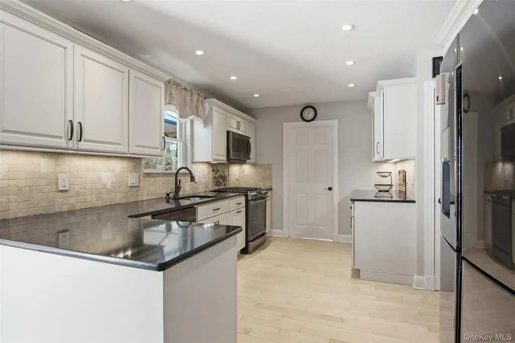 187 Natures Lane Miller Place NY 11764