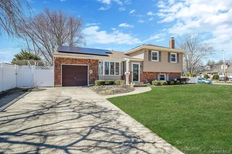 18 Wendorf Court North Babylon NY 11703