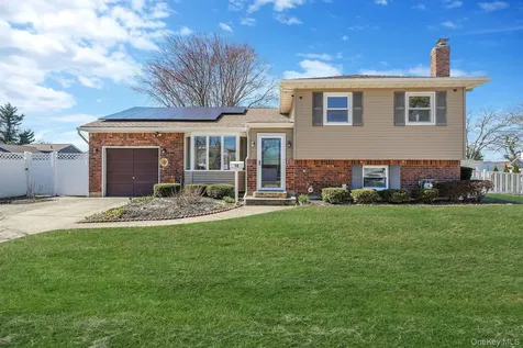 18 Wendorf Court North Babylon NY 11703