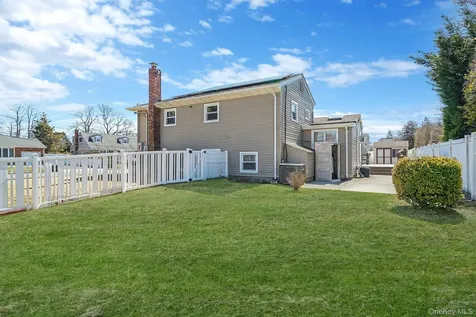 18 Wendorf Court North Babylon NY 11703