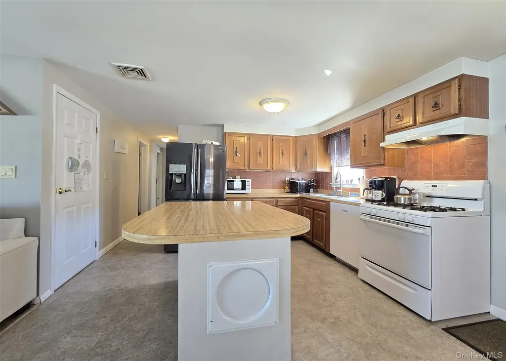 146 Webster Avenue Ronkonkoma NY 11779