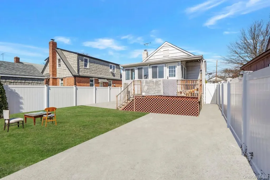 32 Cumberland Place Valley Stream NY 11580