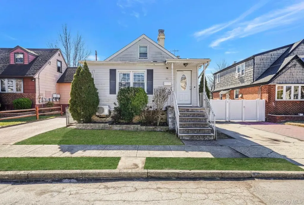 32 Cumberland Place Valley Stream NY 11580