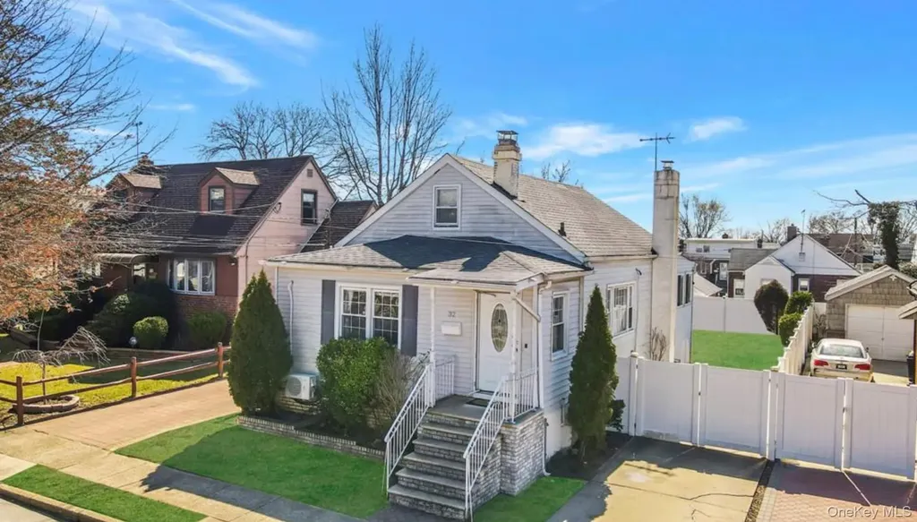 32 Cumberland Place Valley Stream NY 11580