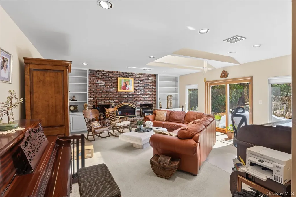 12 E Dosoris Lane Dix Hills NY 11746