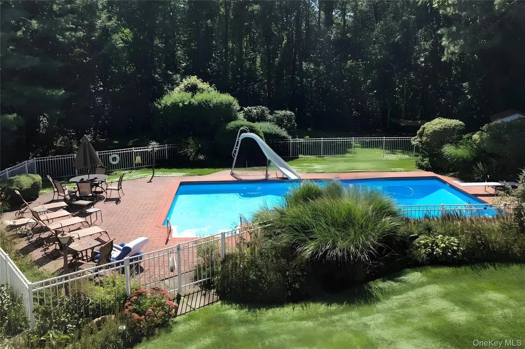 12 E Dosoris Lane Dix Hills NY 11746