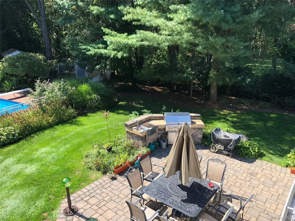 12 E Dosoris Lane Dix Hills NY 11746