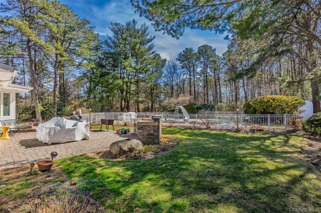 12 E Dosoris Lane Dix Hills NY 11746
