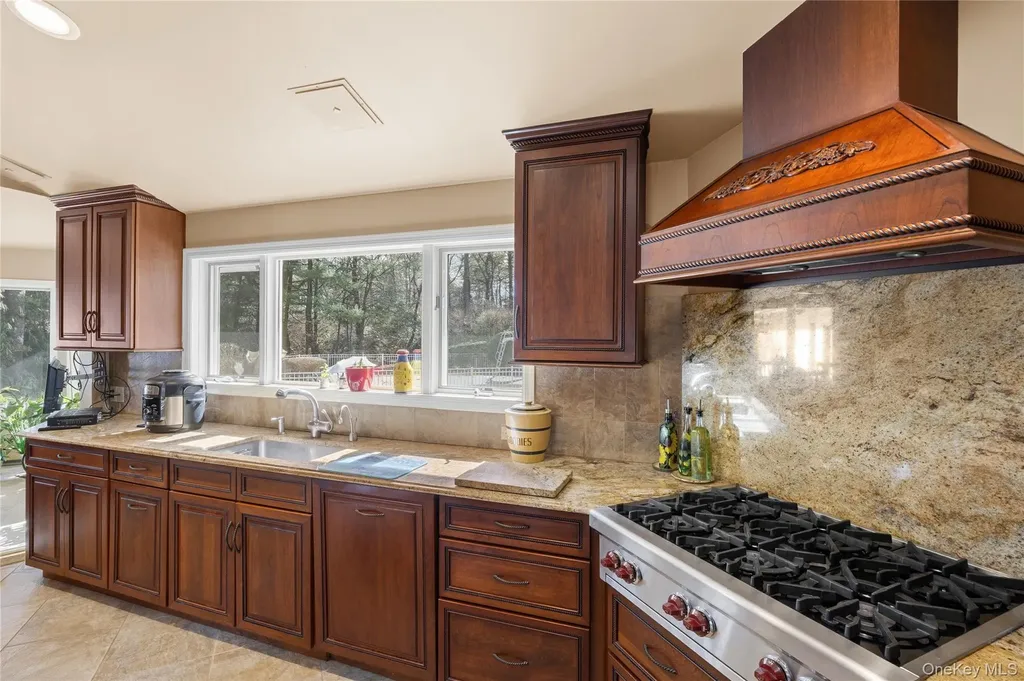 12 E Dosoris Lane Dix Hills NY 11746