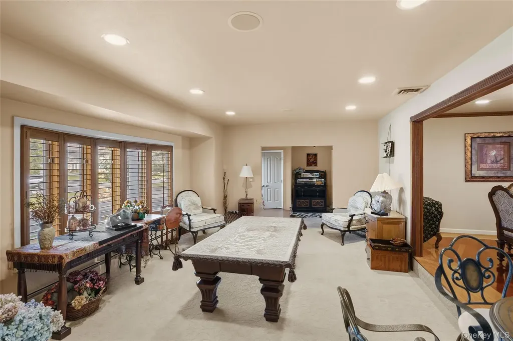 12 E Dosoris Lane Dix Hills NY 11746