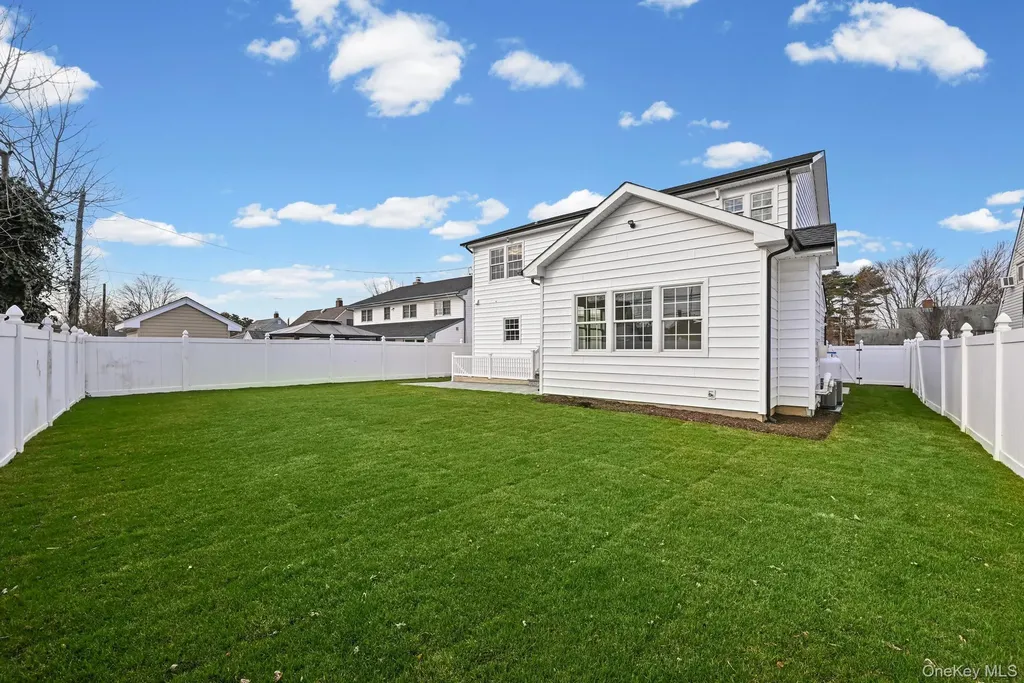 27 Grape Lane Hicksville NY 11801