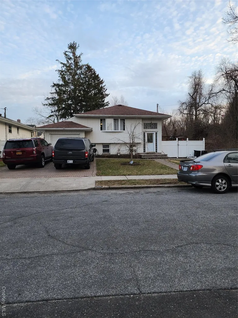 1656 Michalicki Place Merrick NY 11566