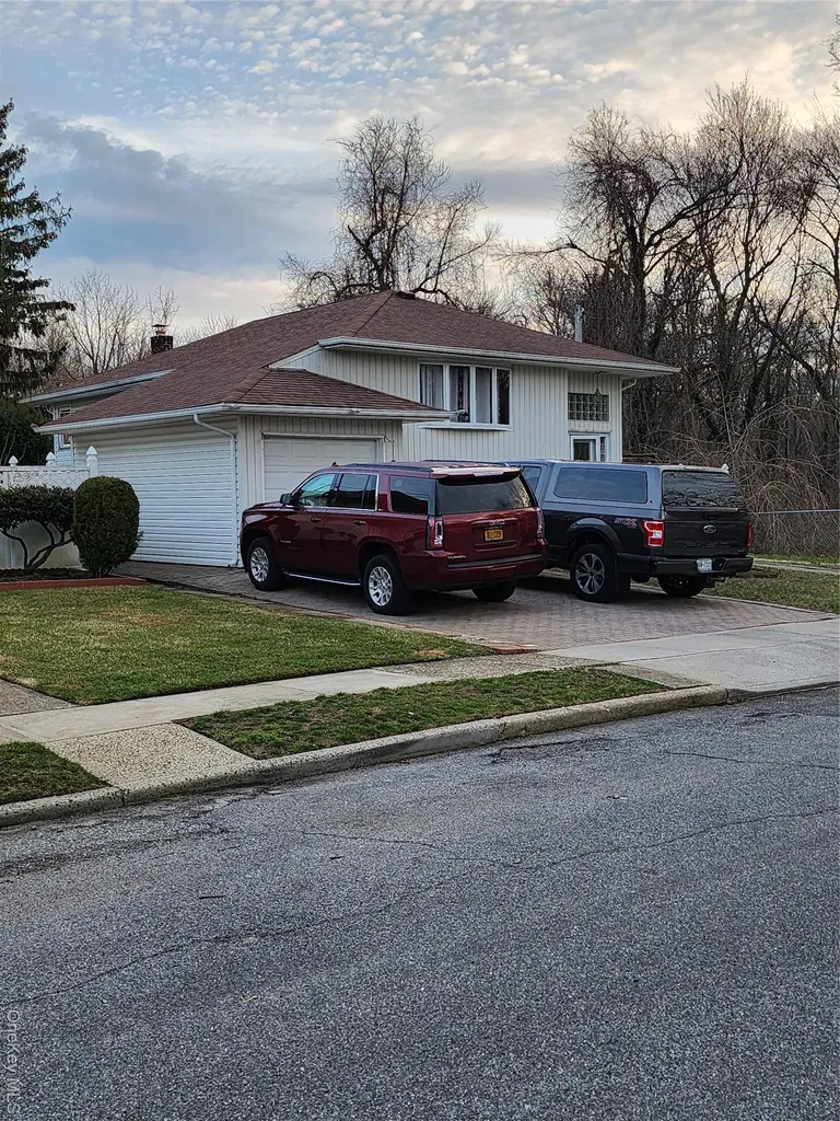 1656 Michalicki Place Merrick NY 11566