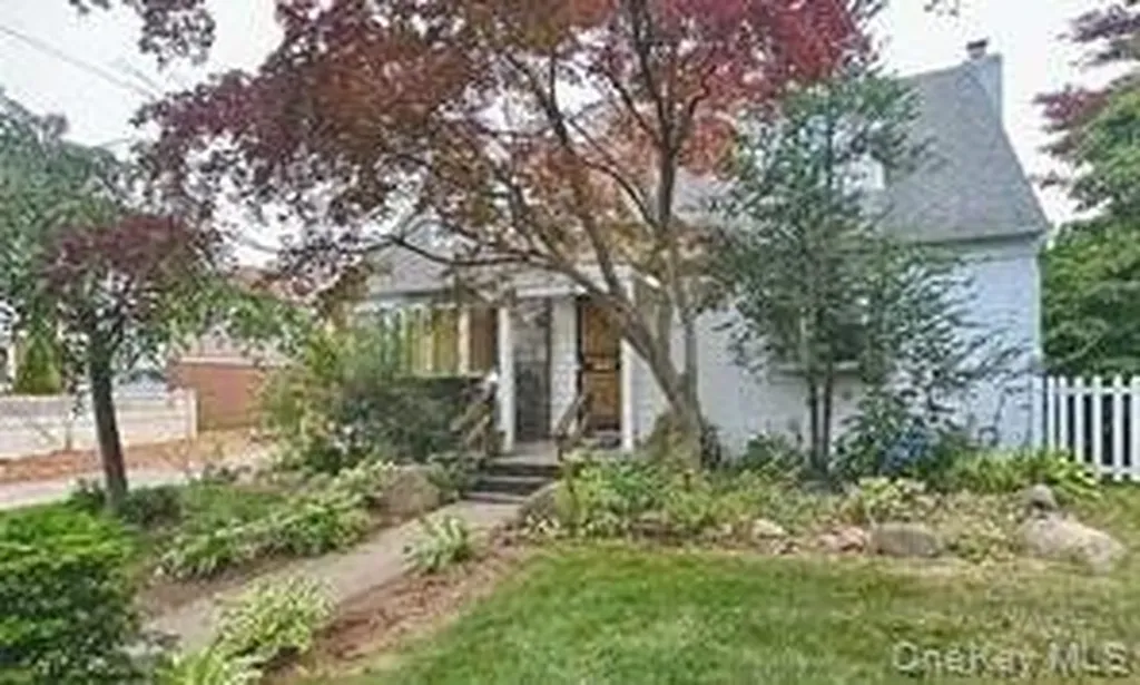 81 Gerard Avenue New Hyde Park NY 11040