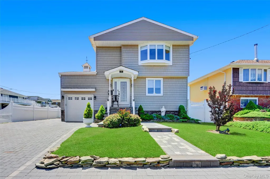 184 Inlet Drive Lindenhurst NY 11757