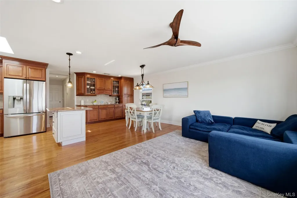 184 Inlet Drive Lindenhurst NY 11757