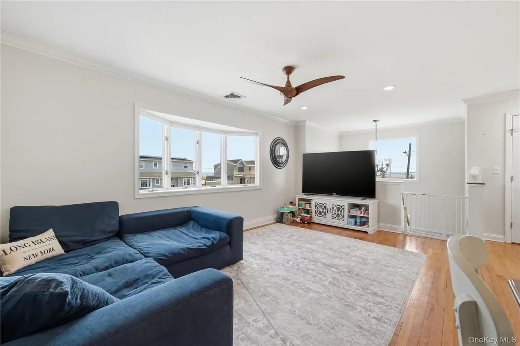 184 Inlet Drive Lindenhurst NY 11757