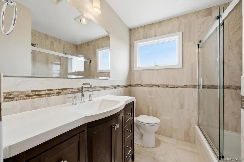 184 Inlet Drive Lindenhurst NY 11757